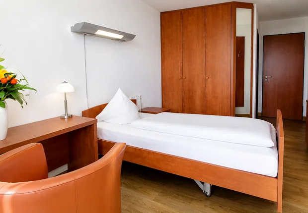 Originalaufnahme der Falkenstein-Klinik; KI-gestützt geringfügig in Zuschnitt und Beleuchtung optimiert. Zimmer für Reha-Teilnehmende in der Falkenstein-Klinik