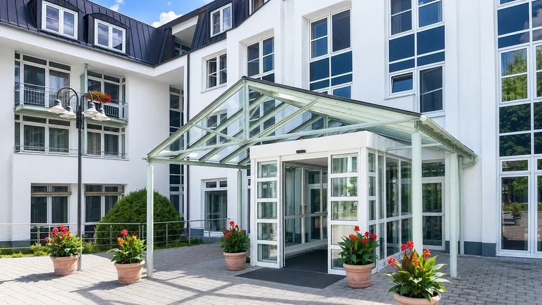 Haupteingang der Falkenstein-Klinik in Ostrau, Bad Schandau
