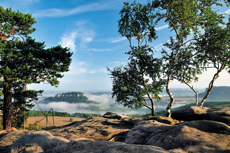 Blick von einem felsigen Aussichtspunkt auf den Lilienstein in der Sächsischen Schweiz