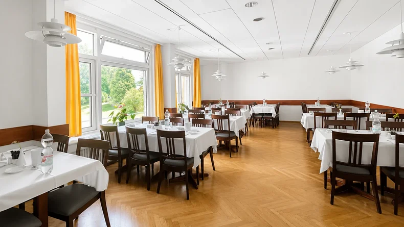 Speisesaal der Falkenstein-Klinik mit großer Fensterfront