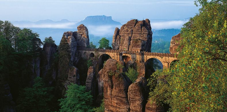 Basteibrücke in der Sächsischen Schweiz mit Blick über die Felsen