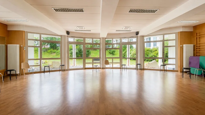 Gymnastikraum der Falkenstein-Klinik mit großer Fensterfront