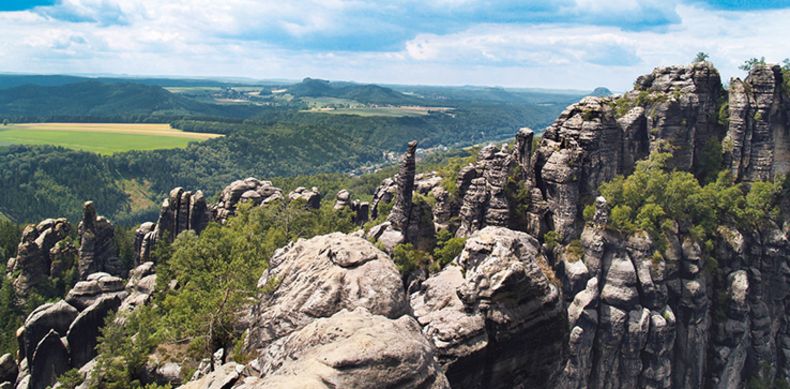 Sandsteinfelsen und Wälder im Nationalpark Sächsische Schweiz