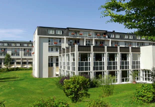 Originalaufnahme der Falkenstein-Klinik; KI-gestützt geringfügig in Zuschnitt und Beleuchtung optimiert. Außenansicht des Hauptgebäudes der Falkenstein-Klinik